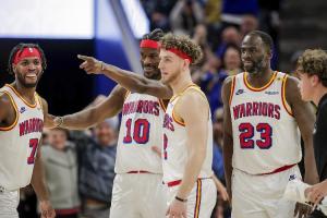 😛巴特勒末节轰3+1 转身立马笑着指向了库里 连连点头