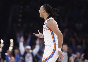 又三双！杰林-威廉姆斯11投7中砍下19分17板11助 生涯第2个三双