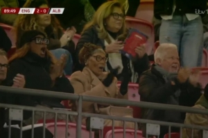 高兴坏了！斯凯利英格兰首秀破门，姐姐和奶奶在看台拥抱庆祝