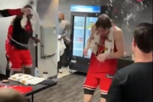 面对湖人砍生涯新高31分！公牛队员赛后泼水布泽利斯庆祝