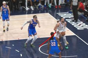 祖巴茨篮下被亚历山大切球 裁判未吹罚犯规 祖巴茨气到暴跳如雷！