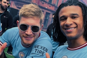 阿克社媒晒照，致敬即将离队的德布劳内：传奇！