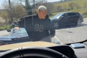 路怒老哥！被按喇叭催促，理查利森下车怒怼萨尔😂