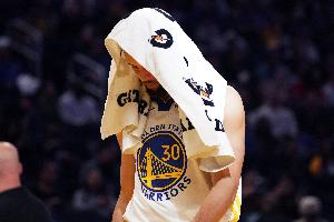 被火箭防线疯狂撕咬！库里10中1仅进1记里程碑球 3分2板8助&4失误