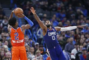 施罗德：亚历山大刚被快船送到雷霆时就表示 自己不比乔治差