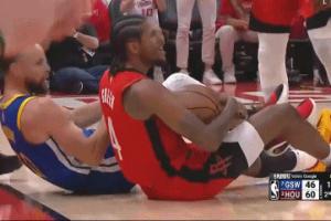 👬师徒情谊！格林再次跟库里争球 两人互相抱抱笑笑