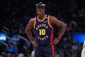 空中被撞翻重摔在地！勇士官方：巴特勒骨盆挫伤本场比赛不会回归