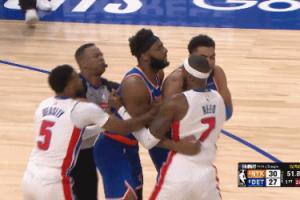 裁判挺扛揍🥊里德冲突时一肘干到了裁判脖子 裁判赶紧推开💪