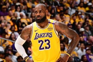 徐静雨：詹姆斯比年轻的华子还多打了2分钟 不得不说湖人队不配赢