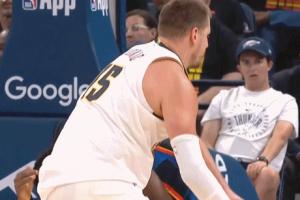 🔥美球迷热议约基奇肘击：假摔王输不起 不过多特也是罪有应得