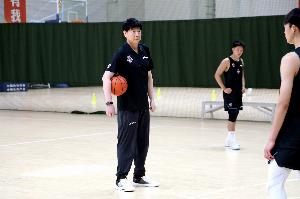夏晓司：邱彪安排年轻队员晚上加练投篮 教练组要一起参加