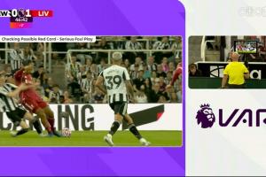 什么仇？戈登狂奔数米凶狠铲倒范迪克，主裁观看回放出示直红