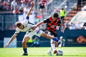 记者：在洛里昂4-0雷恩比赛前，客队向主队借蓝色球袜才得以参赛