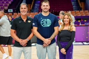 湖人总裁珍妮-巴斯和总经理佩林卡现身波兰 探班东契奇