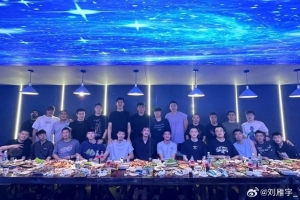 刘雁宇更博晒昔日队友合照：聚也不是开始 散也不是结束！