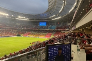 黄健翔：第一次来凤凰山体育场解说，解说席的体验很独特