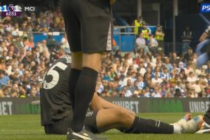 胡桑诺夫无对抗突然倒地，随后被换下