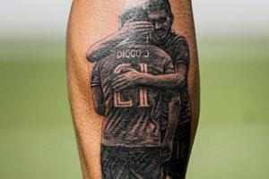 😔缅怀国家队队友！鲁本-内维斯将拥抱若塔画面纹在小腿