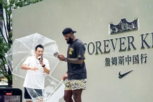 段冉长文回顾与詹姆斯的故事：临时用垃圾桶做采访桌台他都没生气