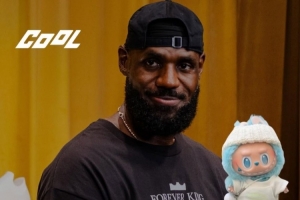 詹姆斯中国行收获Labubu：我都是从孩子和老婆那里了解流行趋势的