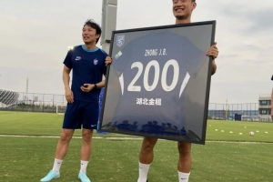 钟晋宝领取生涯200场纪念球衣：不知不觉200场，感恩所有