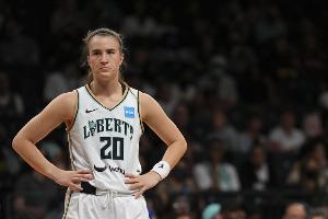 突然断电！自由人次节8分多钟仅得5分&单节12-26 半场落后14分