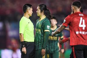 全场焦点💥马宁单场出示2红8黄，李提香贴脸怒喷前者被罚下