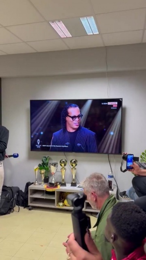 榜样！登贝莱青训母队埃夫勒观看金球典礼，官宣后孩子们瞬间沸腾