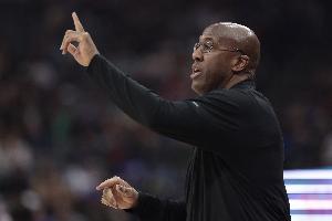 迈克-布朗：球队防守表现不错 我们必须信任球队的进攻体系