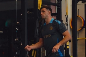 练习扑点庆祝新舞步？大马丁训练间隙跳舞自娱自乐