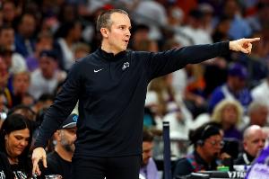 狄龙：奥特每天在办公室忙到晚上八九点 因为我那时也经常在球馆