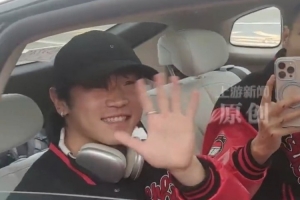 众多球迷在高速路口迎接重庆铜梁龙，点燃烟花高喊“重庆雄起”