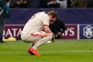 再次心疼凯恩！凯恩：定位球防守连丢两球就是在犯罪！