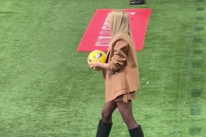 打几分？卡利乌斯妻子穿黑丝场边颠球🤩