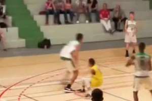 学生时代1.9米文班带球戏耍后卫🏀