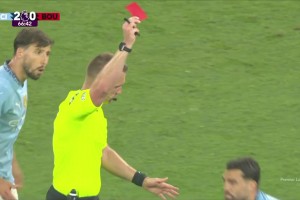 67分钟十人作战！科瓦西奇最后一人犯规染红，瓜帅场边暴怒