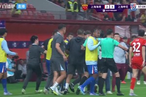 于汉超暴怒！上海德比场边替补席爆发冲突😡