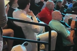 杨瀚森被选中路人视角 原来摄像大哥早在身边等候