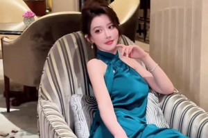 确实是美啊！美女詹密周麟嘉身穿一件蓝色长裙往沙发上一坐~