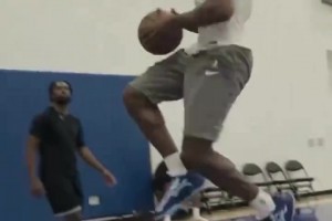 父子同款训练！布朗尼半场不停折返暴扣 感觉比他爸还吃力些😅