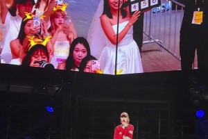 鹿晗在演唱会上身穿曼联新赛季球衣，和身穿婚纱的女粉互动